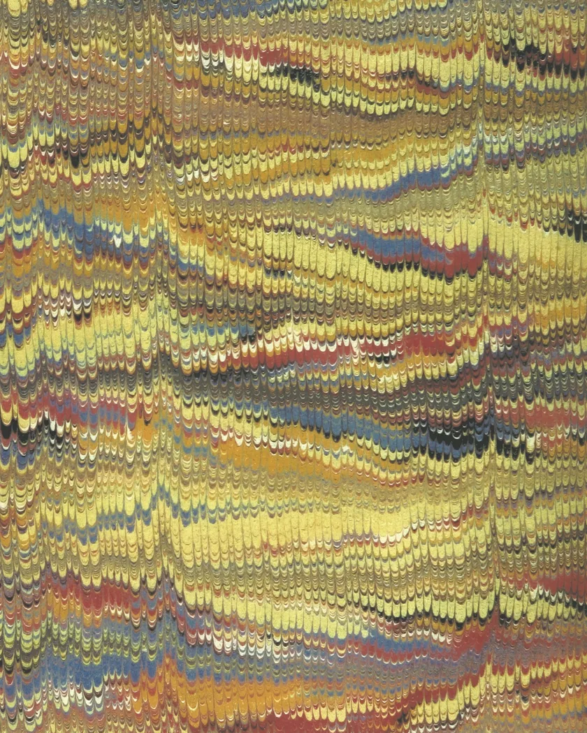 Detalle de papel marmoleado con vetas azules, rojas y amarillas peinadas en ondas regulares